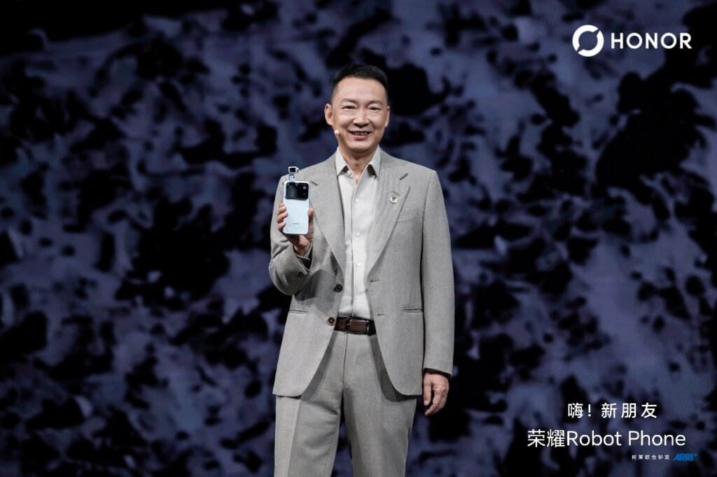 Representante da empresa HONOR segura o Robot Phone em cima do palco